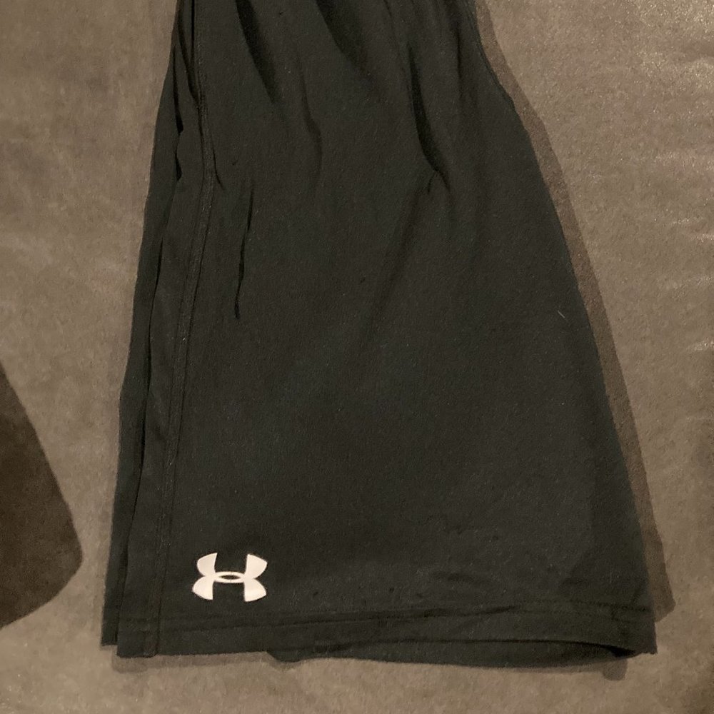 BOYS YOUTH LARGE UNDER ARMOUR SHORTS